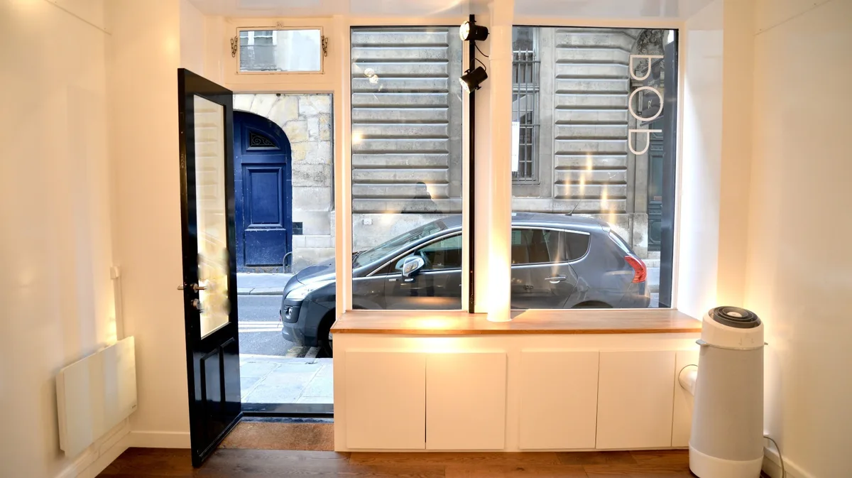 Contemporary Art Gallery for Events in Saint-Germain-des-Prés, 18 sqm, pop up store in Paris, interior view