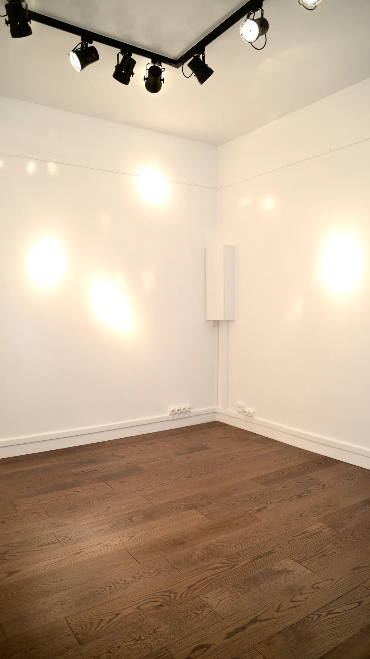 Contemporary Art Gallery for Events in Saint-Germain-des-Prés, 18 sqm, pop up store in Paris, second interior view