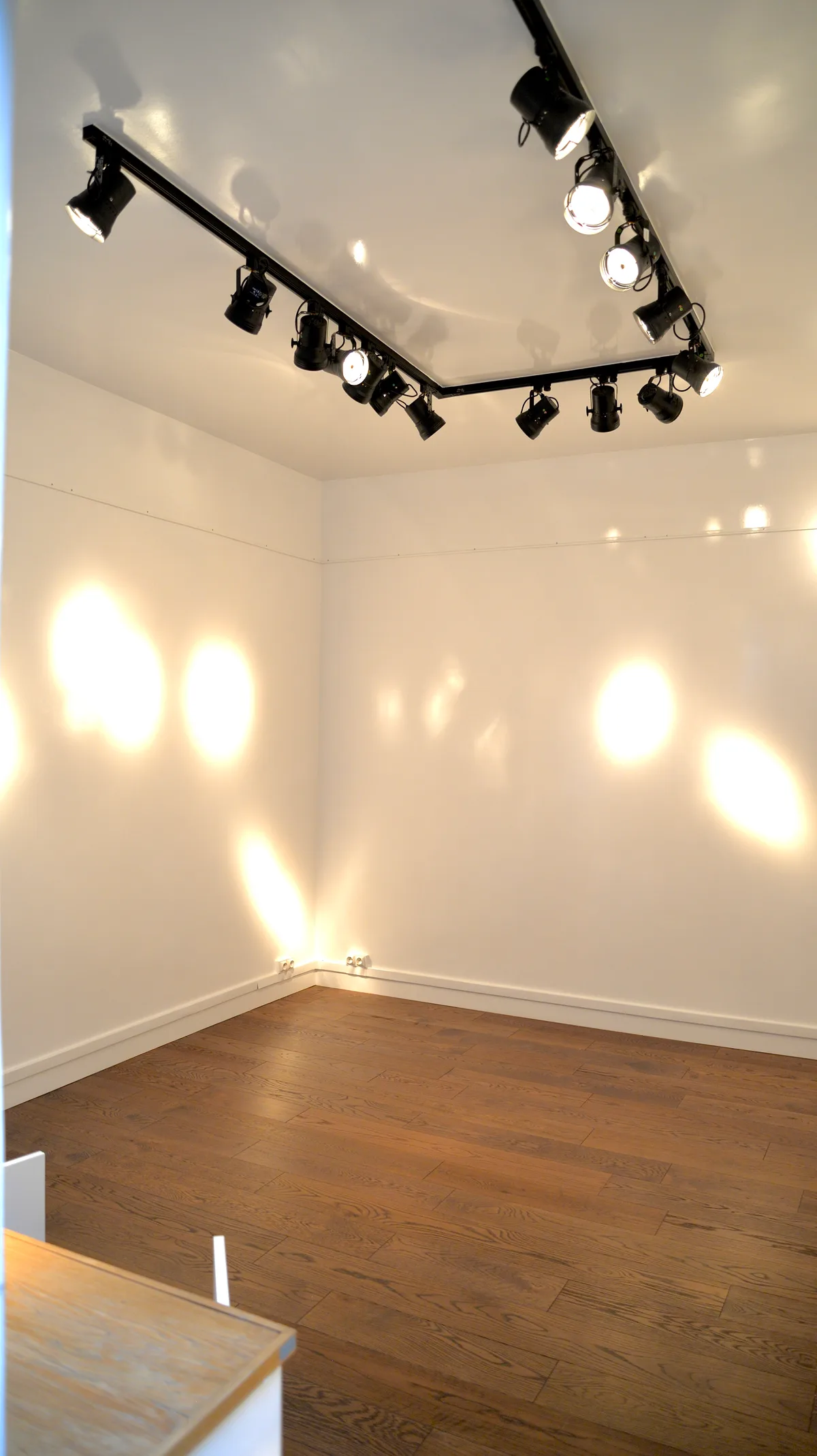 Contemporary Art Gallery for Events in Saint-Germain-des-Prés, 18 sqm, pop up store in Paris, third interior view