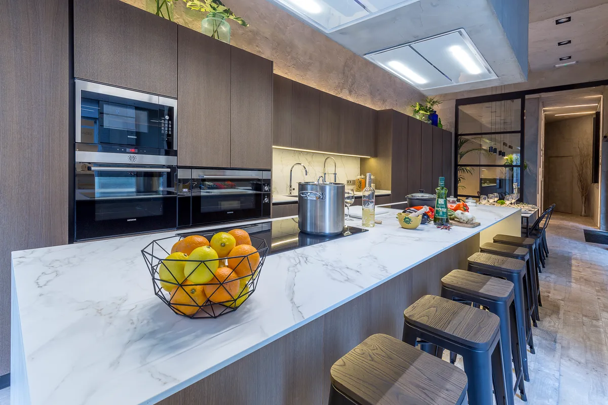 Contemporary Gastronomic Venue with Modern Kitchen, 140 sqm, private event, pop-up rental in Barcelona, interior view