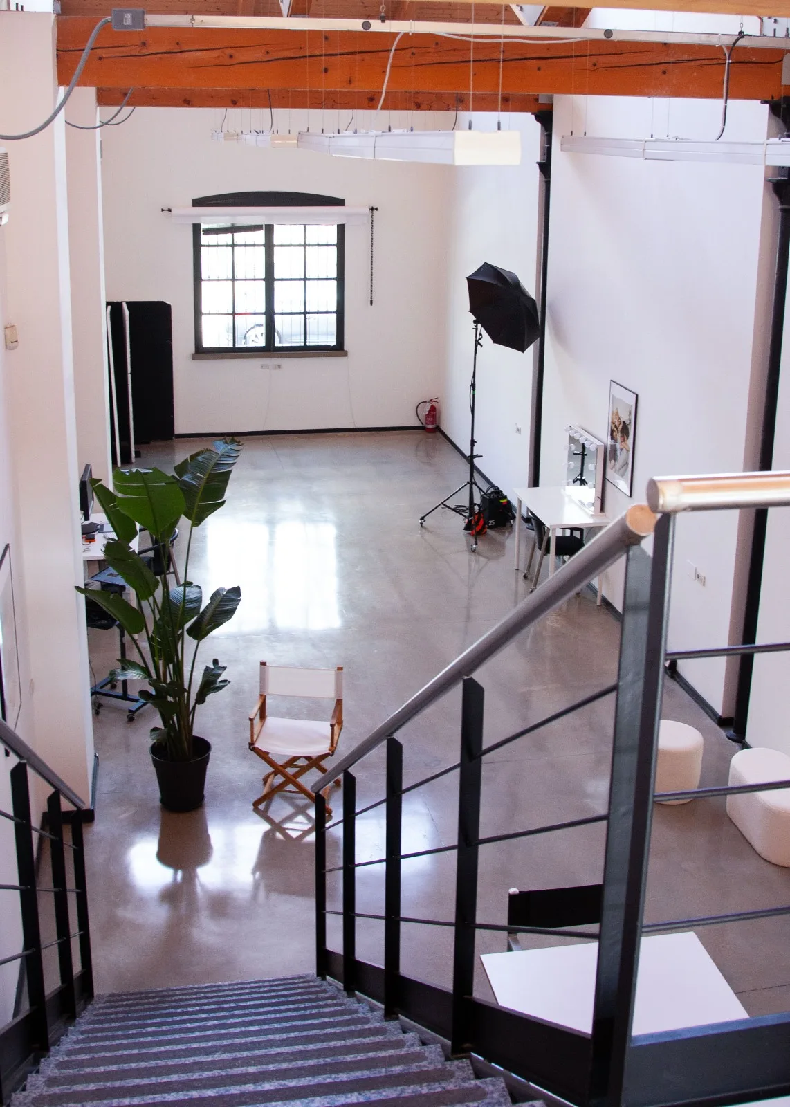 Contemporary Loft Space for Creative Projects in Milan, 160 sqm, showroom presentation, pop-up rental in Milano