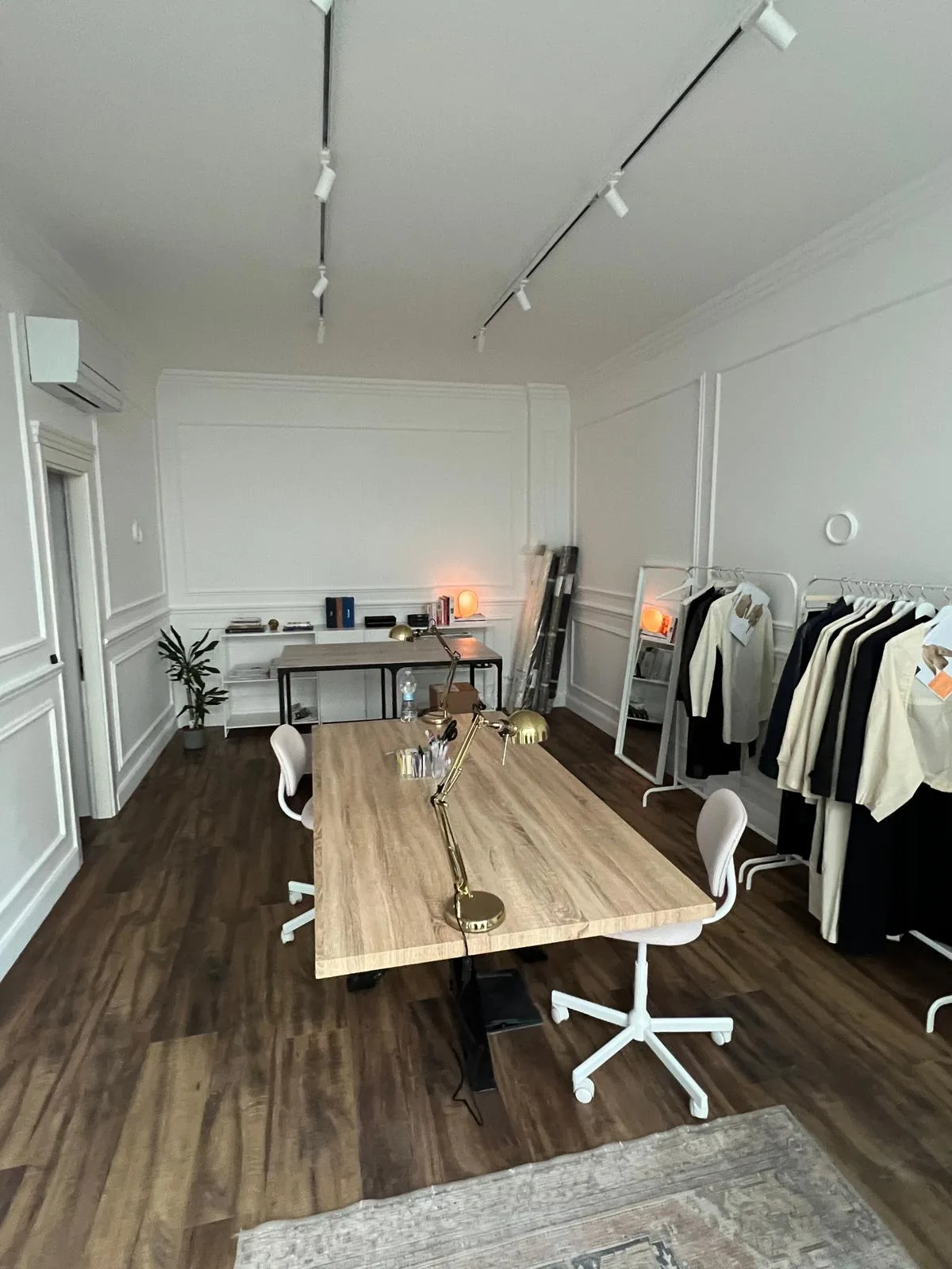 Contemporary Showroom in a Quiet Courtyard, 50 sqm, showroom presentation, pop-up rental in Milano