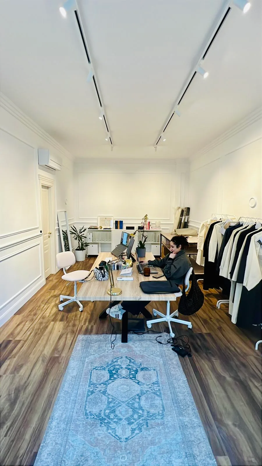 Contemporary Showroom in a Quiet Courtyard, 50 sqm, showroom presentation, pop-up rental in Milano, third interior view