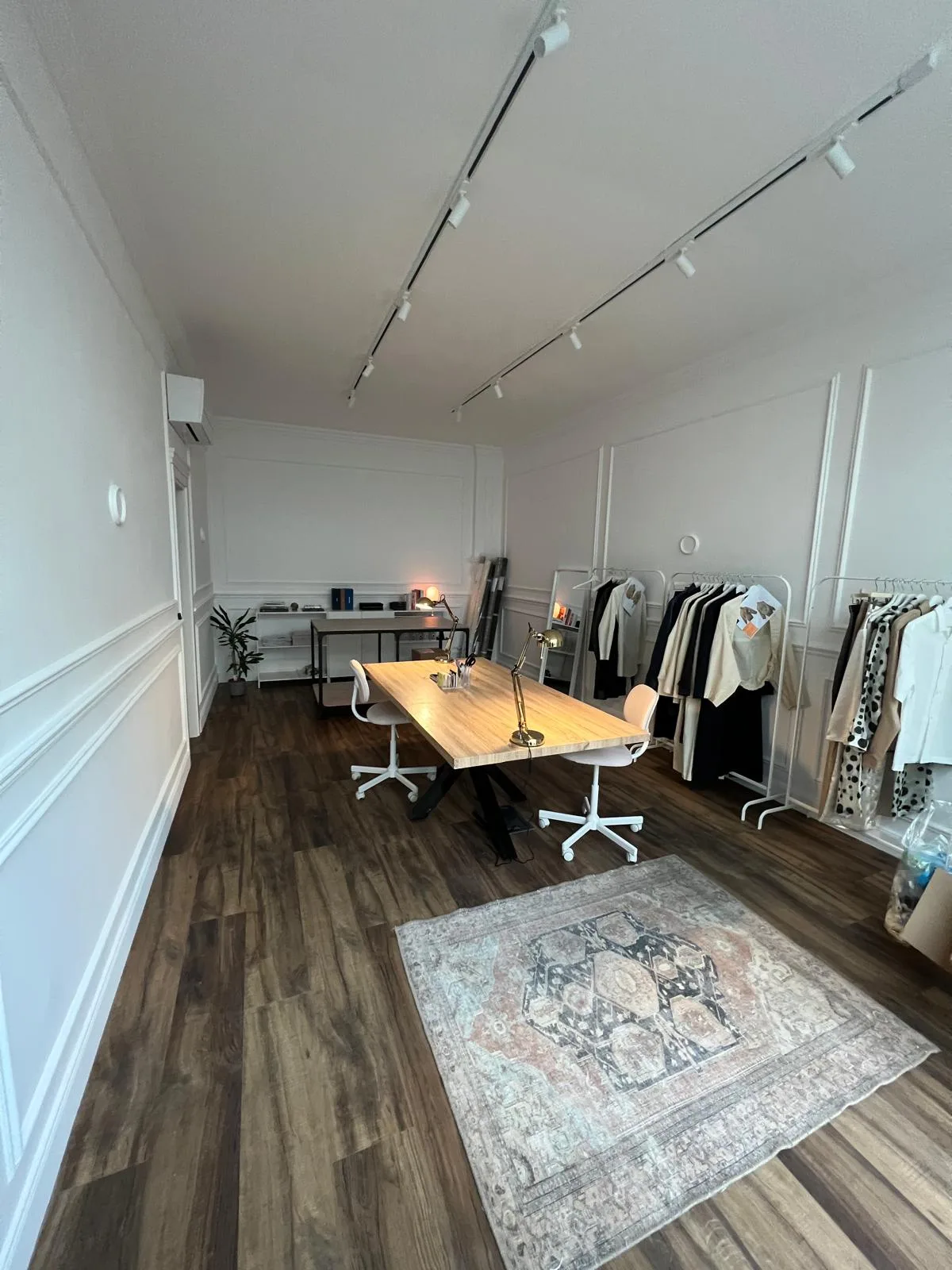 Contemporary Showroom in a Quiet Courtyard, 50 sqm, showroom presentation, pop-up rental in Milano, additional interior view