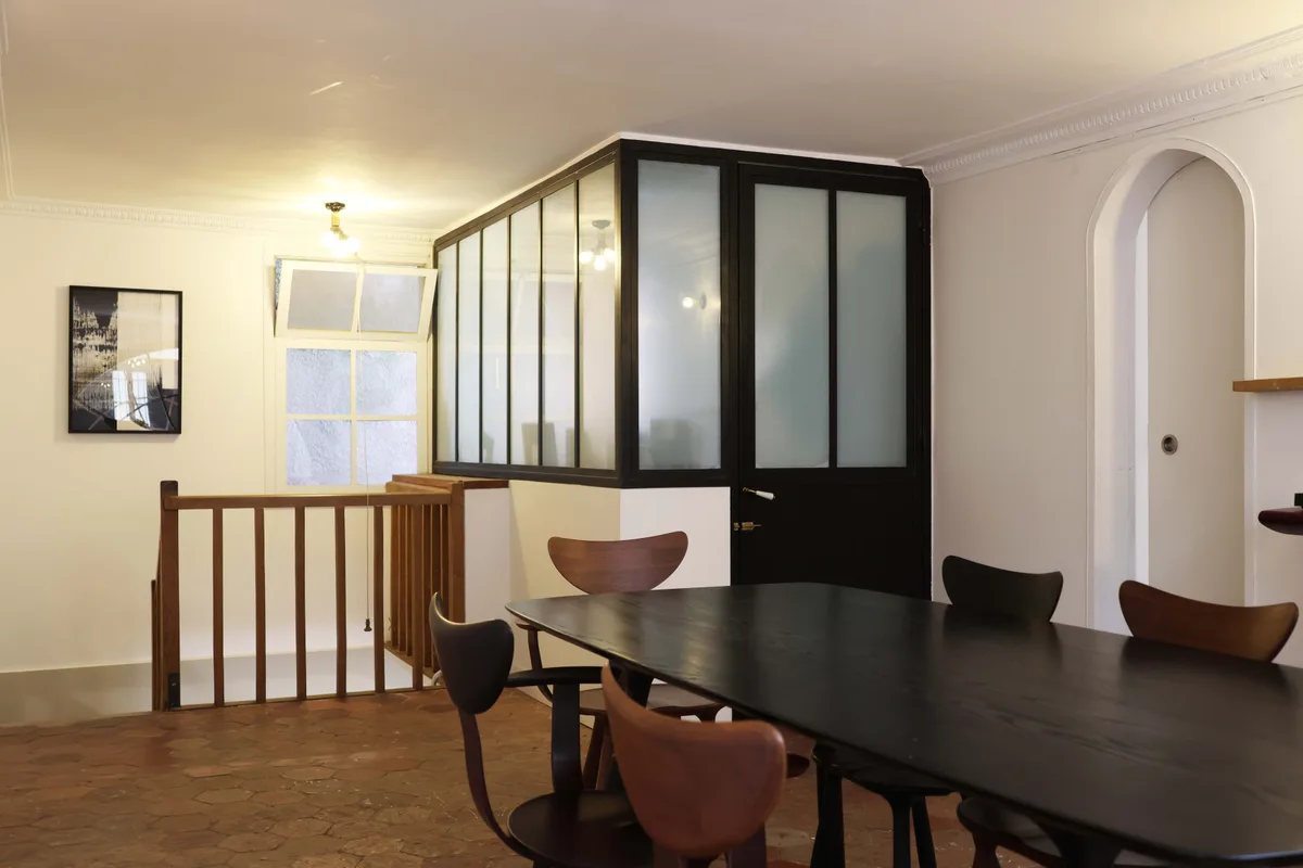 Contemporary Showroom in the Iconic Galerie Vivienne, 50 sqm, showroom presentation, pop-up rental in Paris, additional inte…