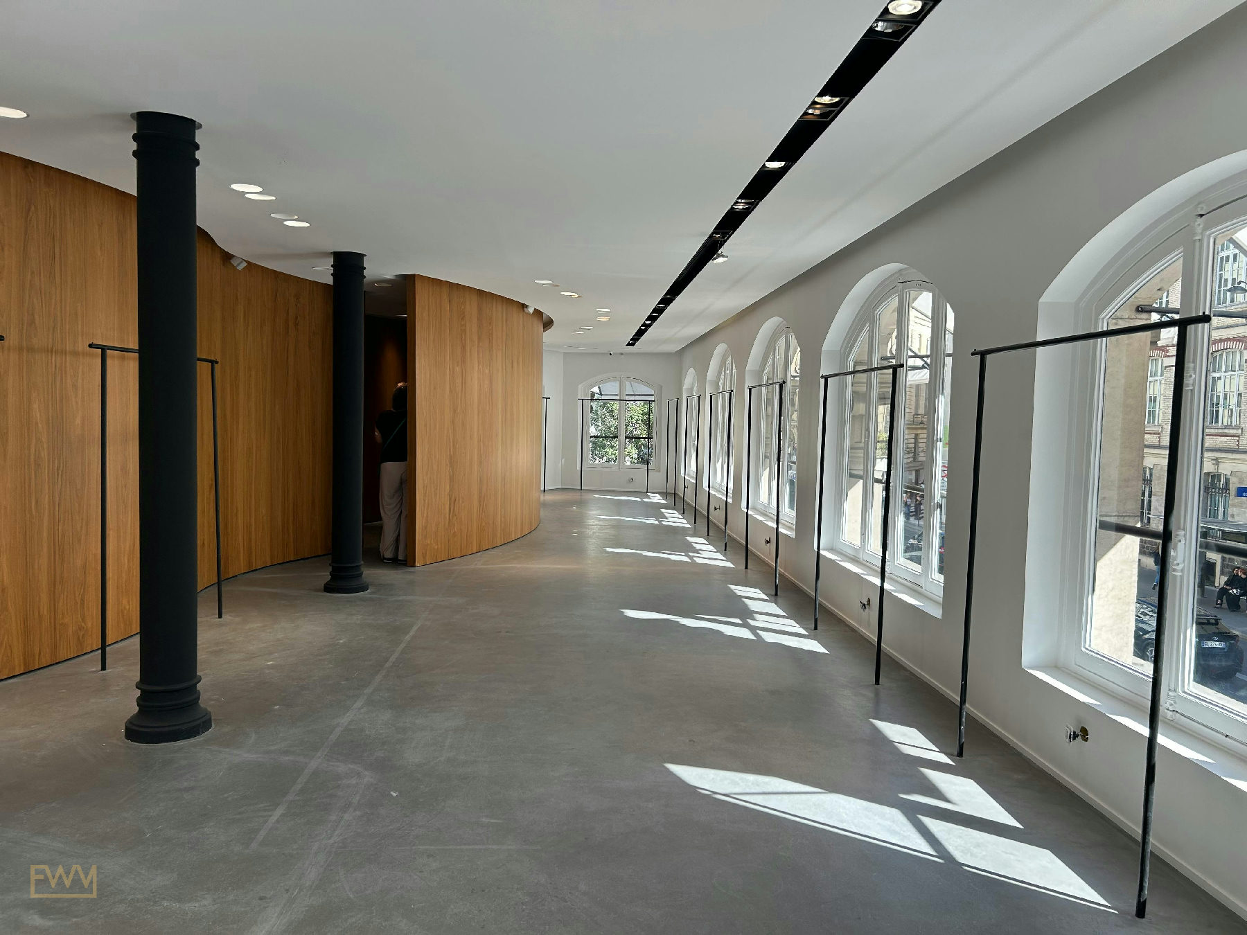 Corner Boutique on Rue Étienne Marcel and Rue du Louvre, 195 sqm, pop up store in Paris