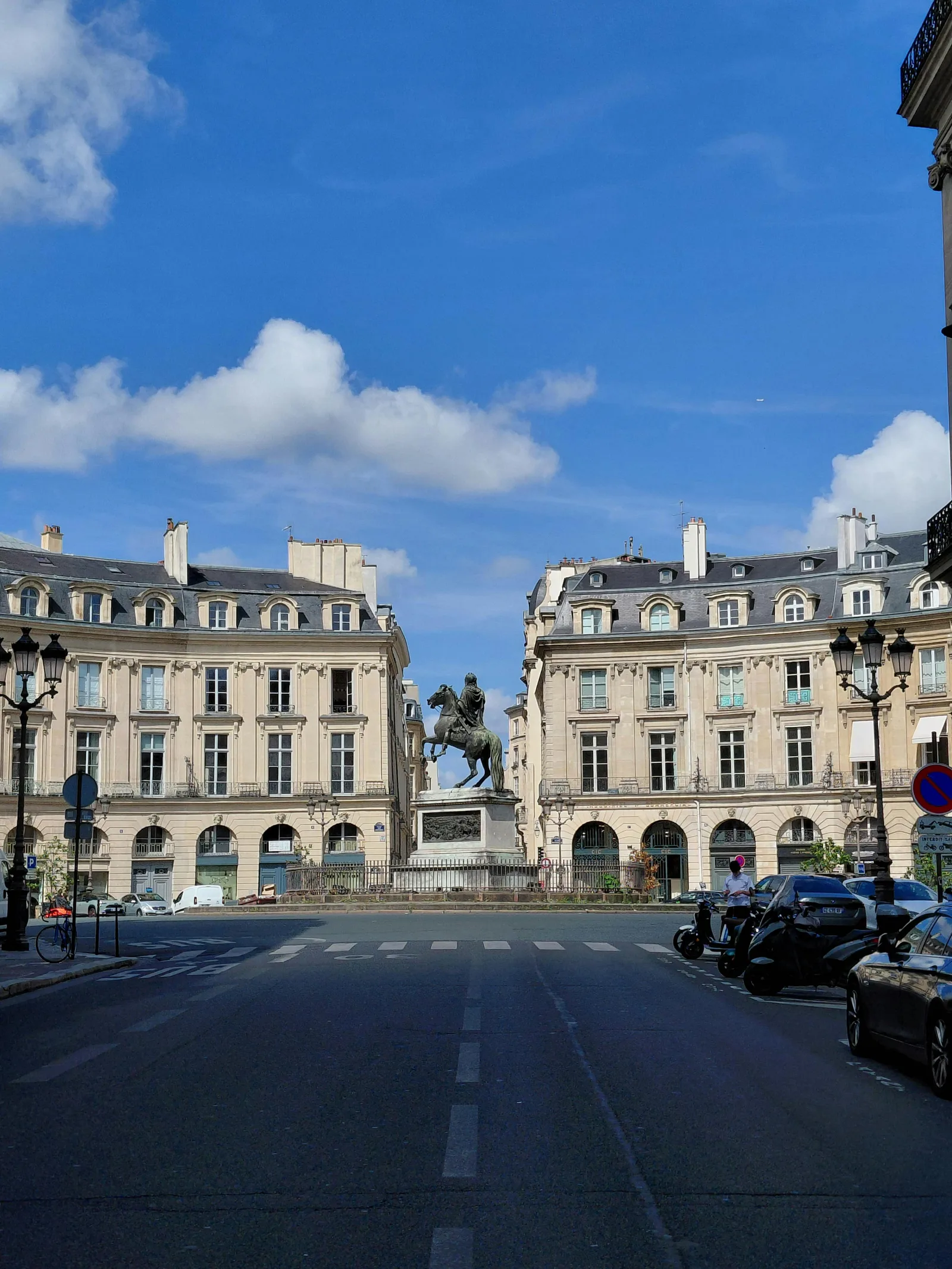 Corner Boutique on Rue Étienne Marcel and Rue du Louvre — 2