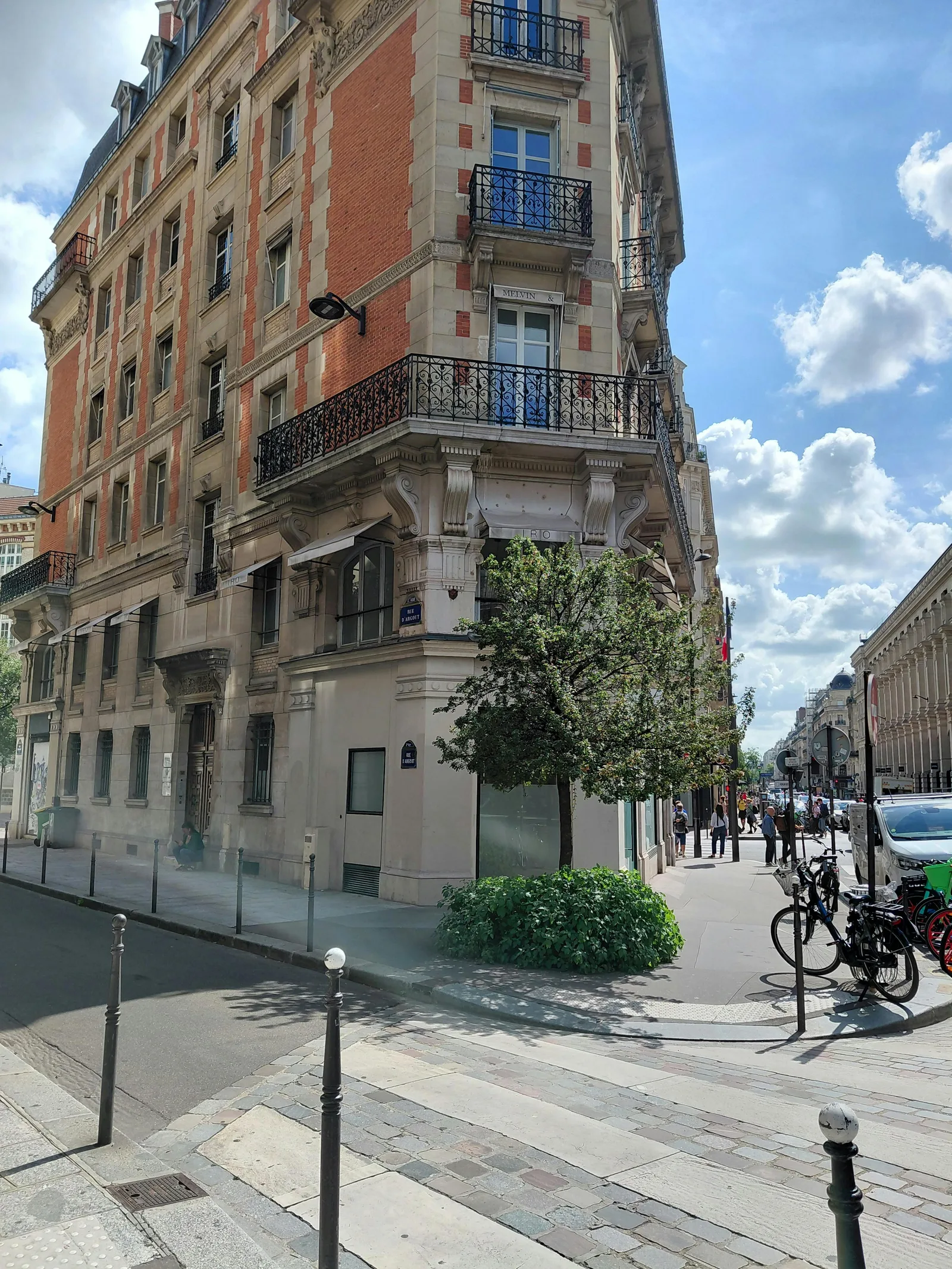 Corner Boutique on Rue Étienne Marcel and Rue du Louvre — 3