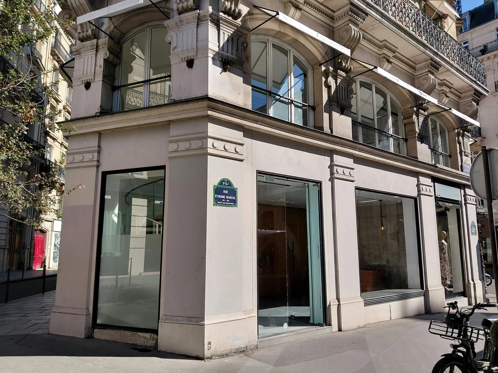 Corner Boutique on Rue Étienne Marcel and Rue du Louvre — 4