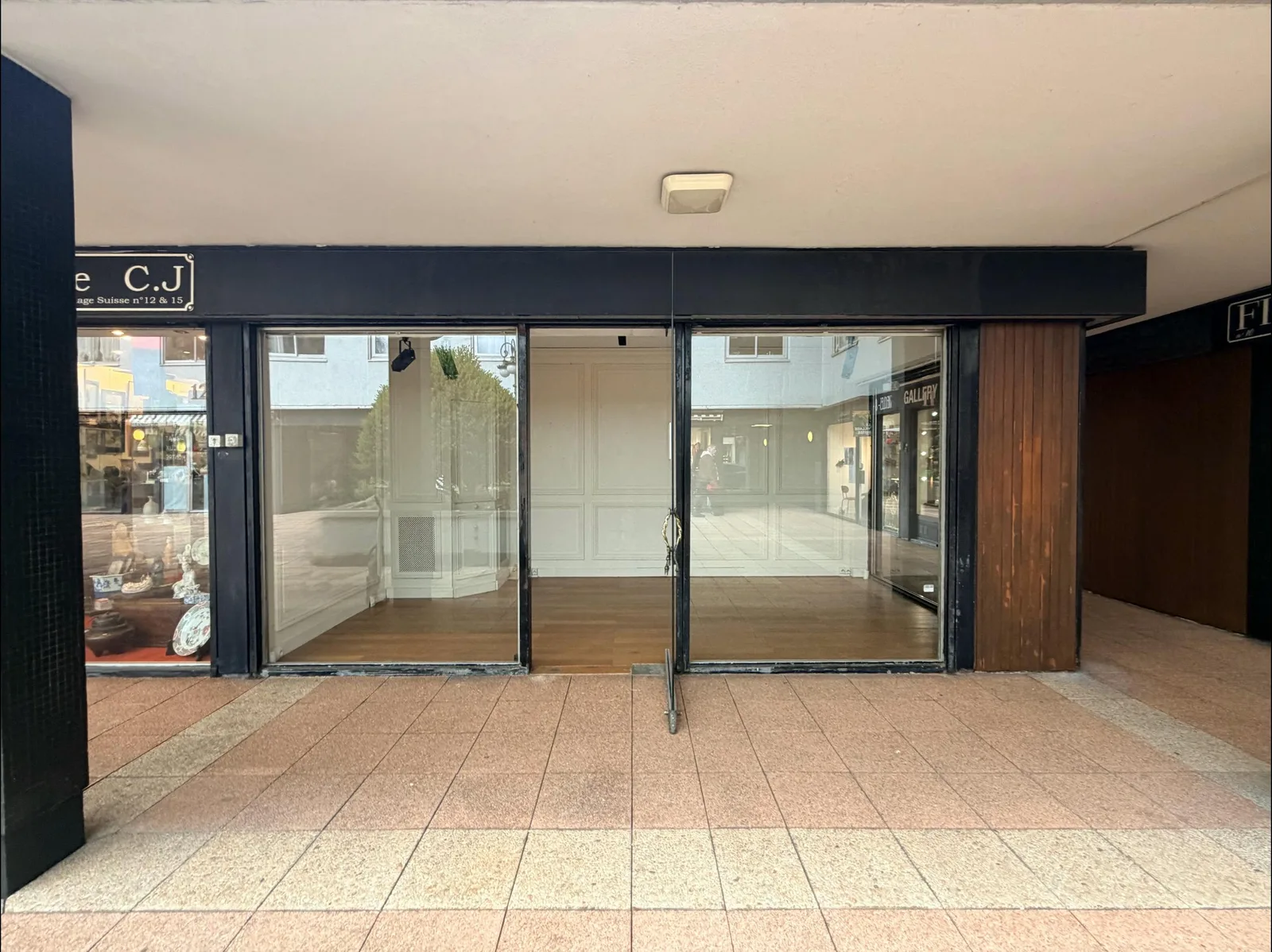 Corner Gallery Space on Avenue de Suffren, Paris — 2