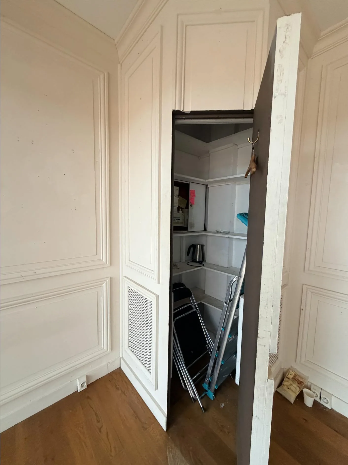 Corner Gallery Space on Avenue de Suffren, Paris — 4