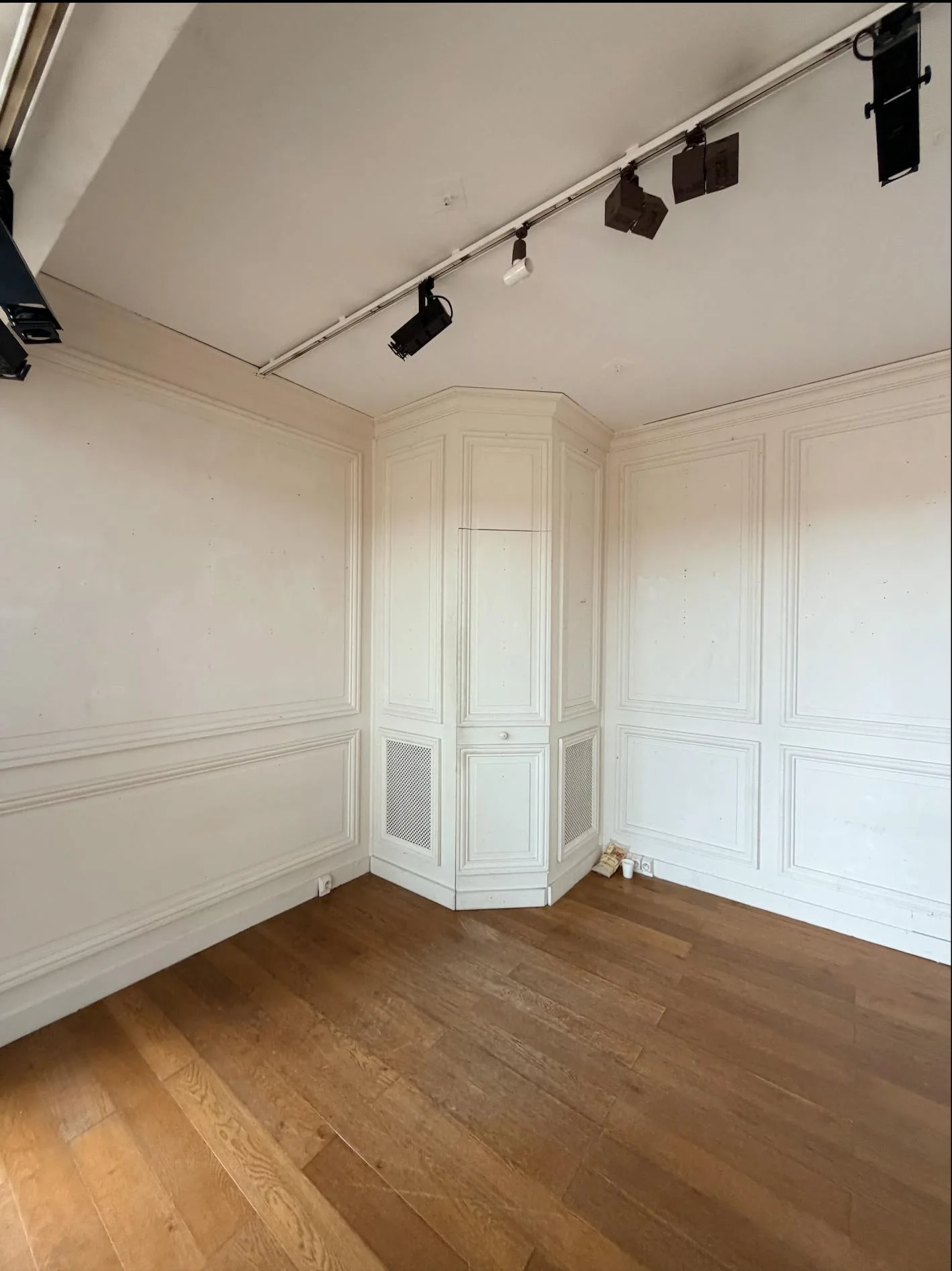 Corner Gallery Space on Avenue de Suffren, Paris — 5
