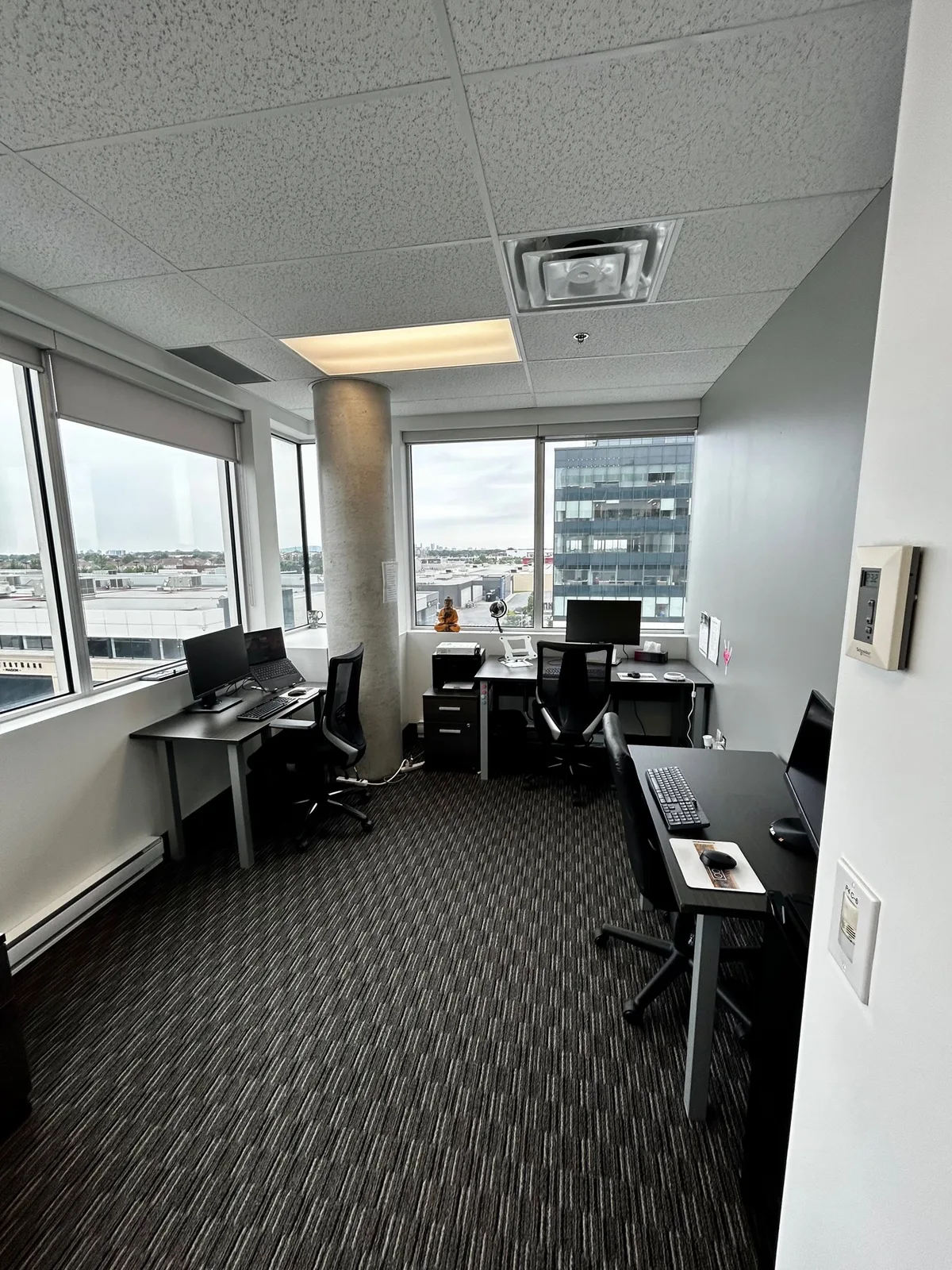 Corner Office with View of Dix30 and Downtown Montreal, 15 sqm, corporate event, pop-up rental in Brossard, second interior…