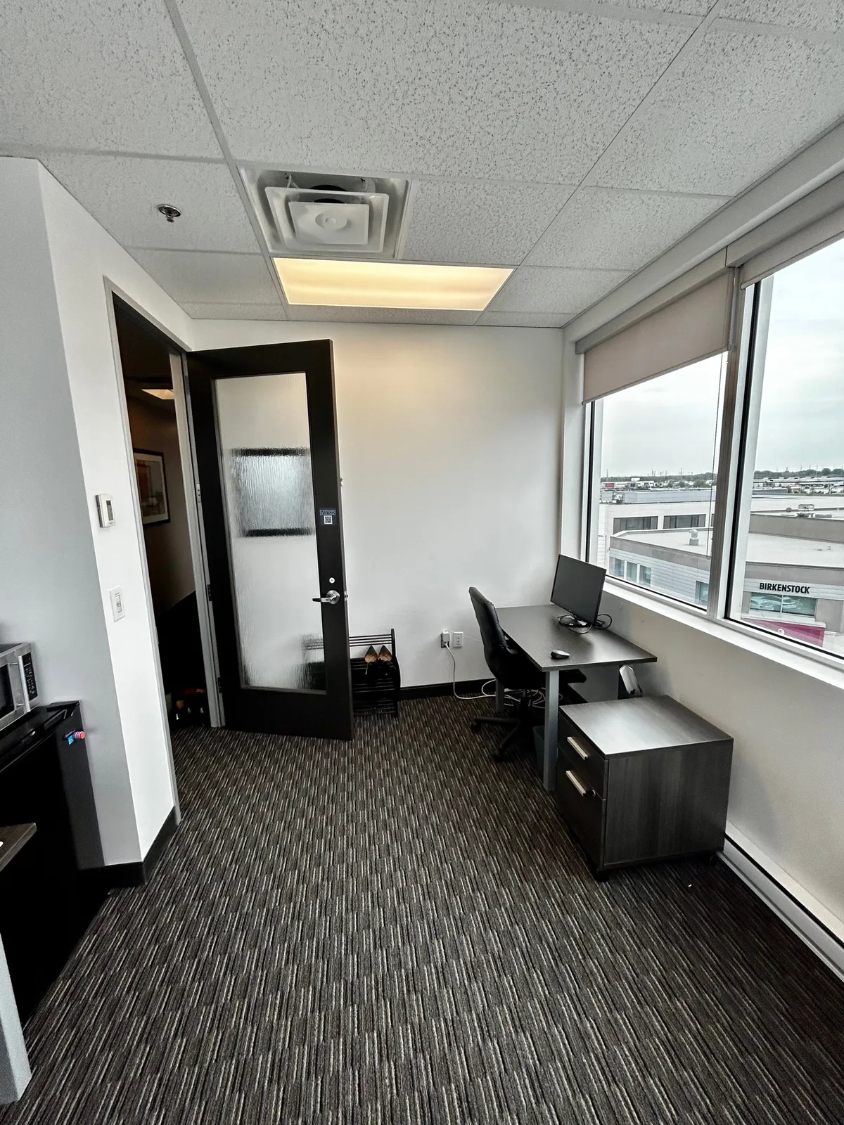 Corner Office with View of Dix30 and Downtown Montreal, 15 sqm, corporate event, pop-up rental in Brossard, third interior v…