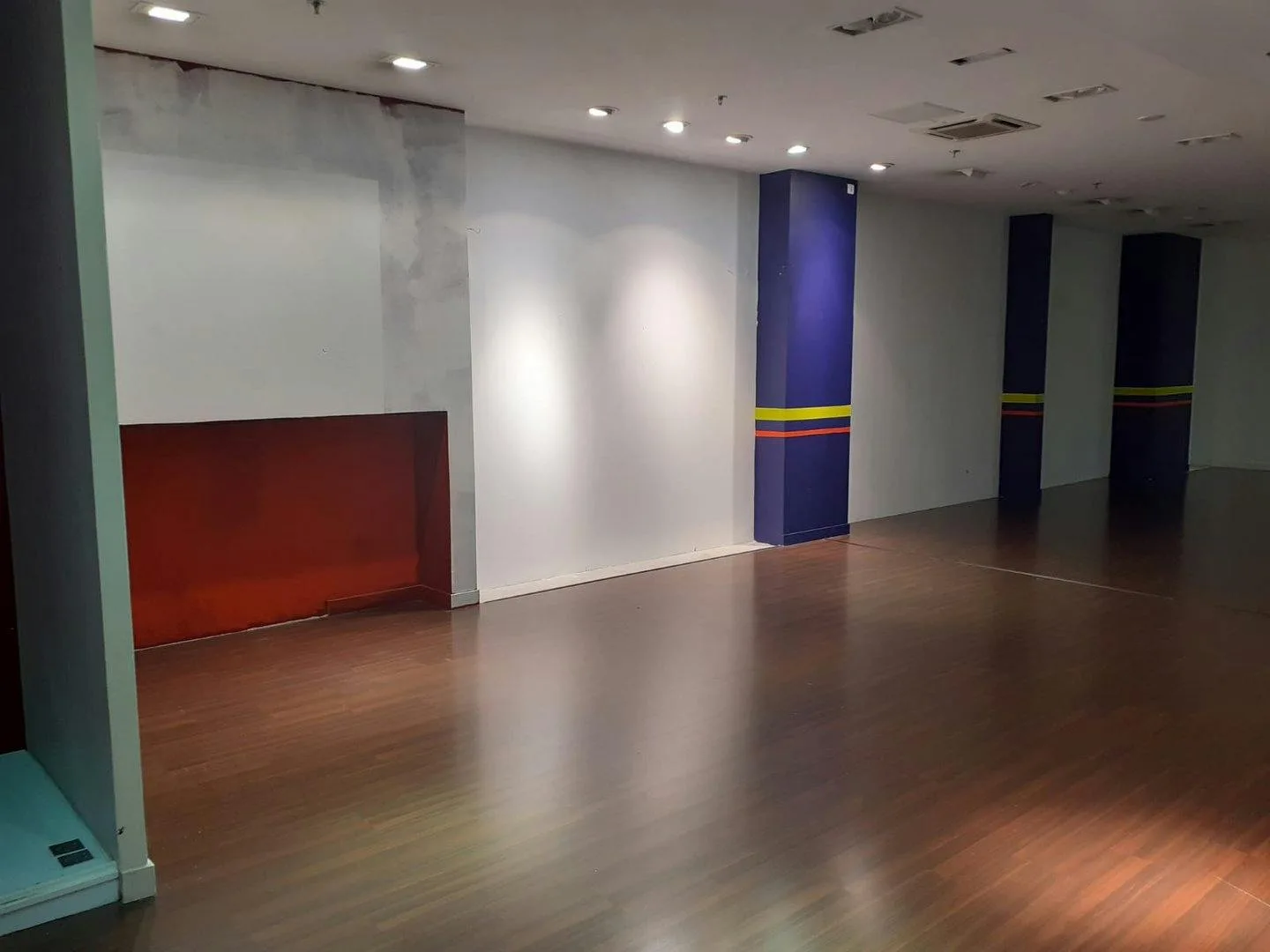 Corner Retail Space at Shopping Mall Porte Jeune Mulhouse — 5