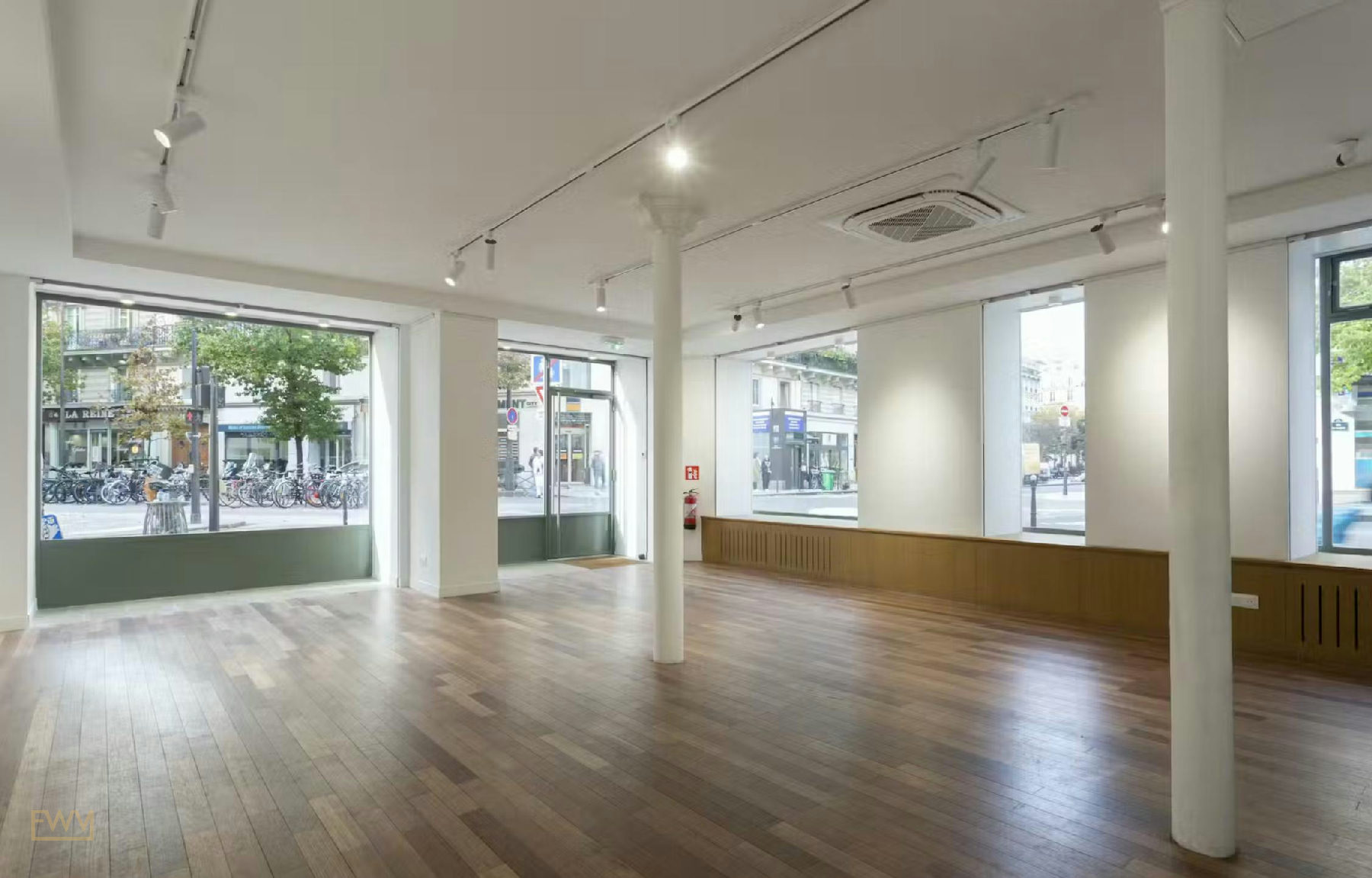 Corner Store with 8m Window in Le Marais, Paris, 65 sqm, pop up store