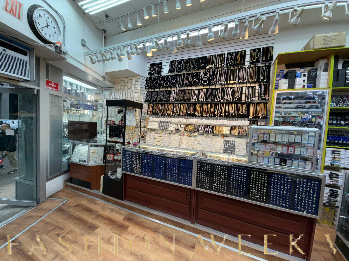 Counters for Rent in Shared Space on Broadway, 186 sqm, pop up store in New York, interior view