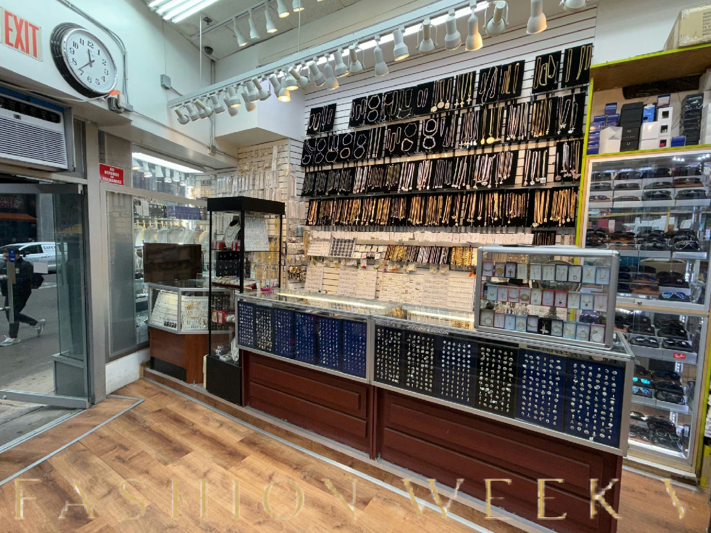 Counters for Rent in Shared Space on Broadway, 186 sqm, pop up store in New York, second interior view