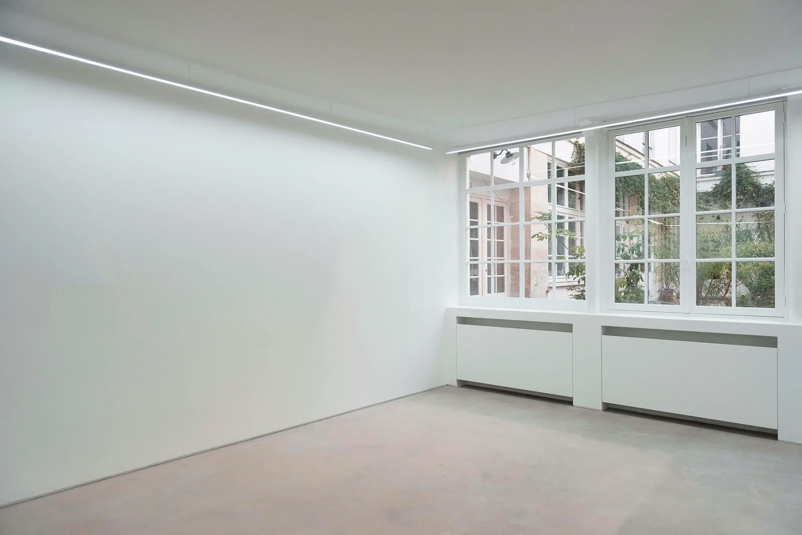 Courtyard Gallery on Rue de Jarente, Paris — 2