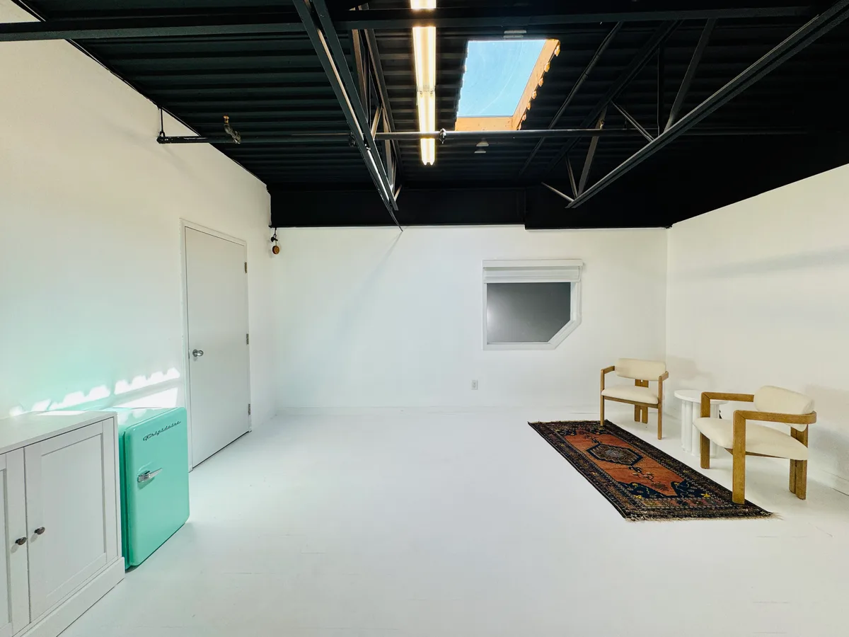 Cozy Studio Space for Art Classes and Meetings in Oakville, 23 sqm, art exhibition, pop-up rental, interior view