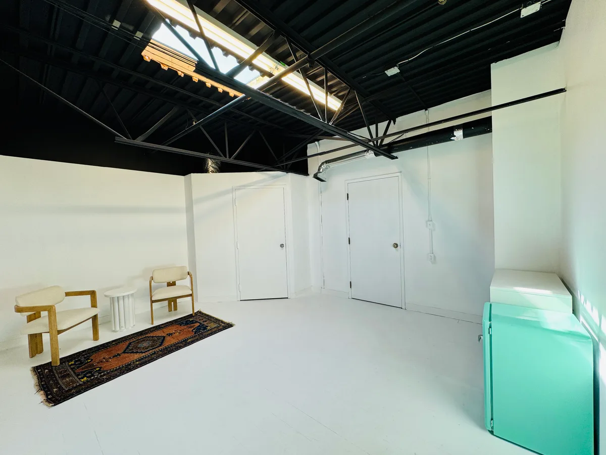 Cozy Studio Space for Art Classes and Meetings in Oakville, 23 sqm, art exhibition, pop-up rental, third interior view