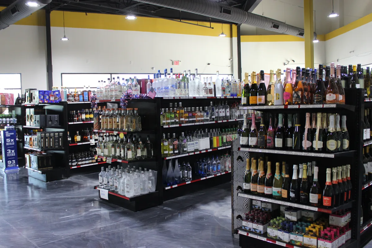 Customizable 3500 sq.ft Space in Stonebridge Community, 325 sqm, pop up store in McKinney, additional interior view