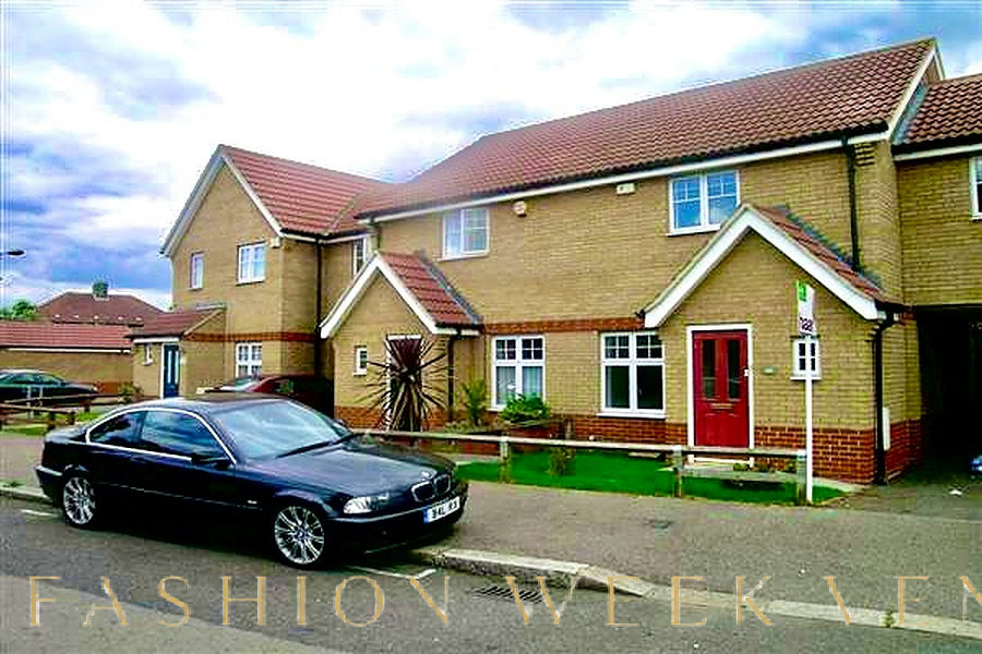 Dagenham Semi-Detached Property with Modern Amenities, 91 sqm, retail activation, pop-up rental in Greater London