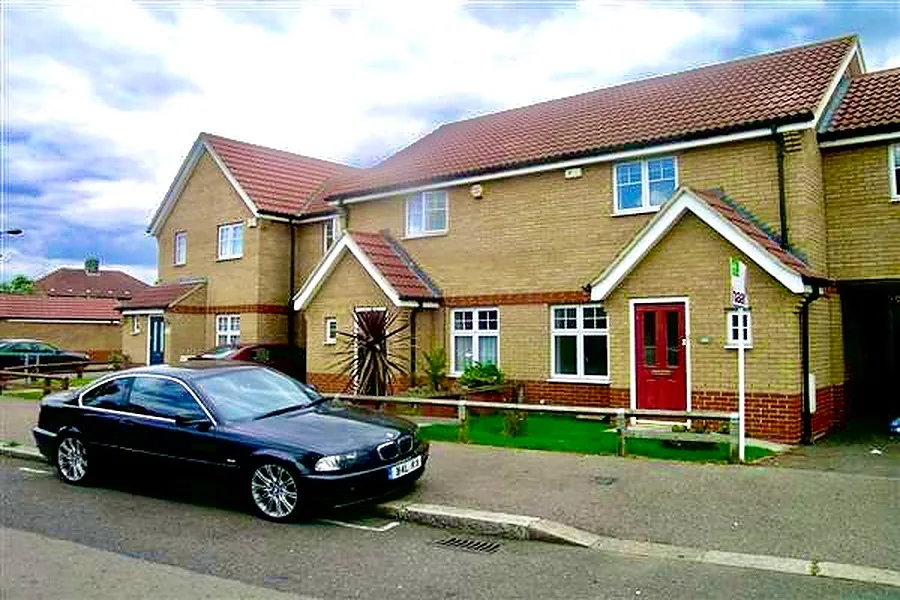Dagenham Semi-Detached Property with Modern Amenities, 91 sqm, retail activation, pop-up rental in London