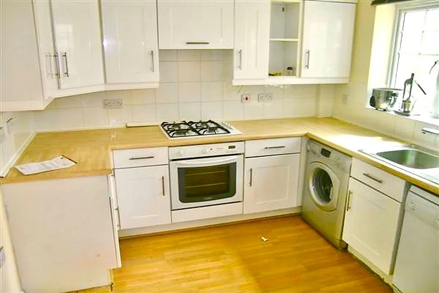 Dagenham Semi-Detached Property with Modern Amenities, 91 sqm, retail activation, pop-up rental in London, second interior v…