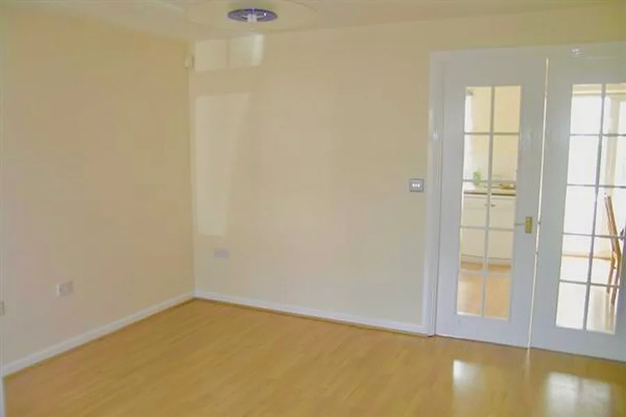 Dagenham Semi-Detached Property with Modern Amenities, 91 sqm, retail activation, pop-up rental in London, additional interi…