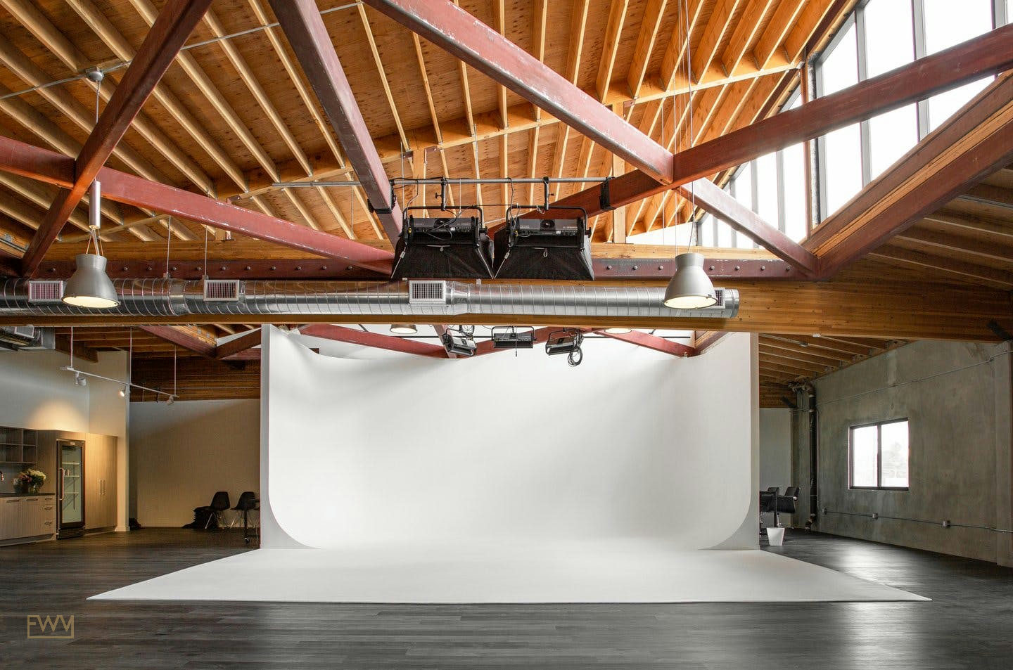 East LA Skylight Studio in Los Angeles, 465 sqm, art exhibition, pop-up rental