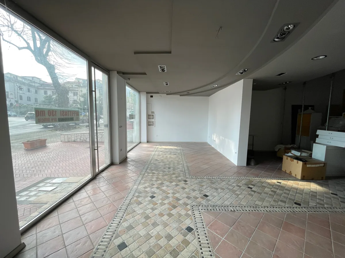 Elegant 130m2 Commercial Property with Mezzanine, 130 sqm, retail activation, pop-up rental in Avellino