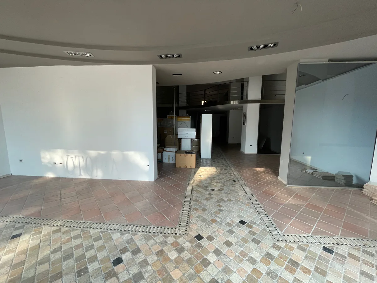 Elegant 130m2 Commercial Property with Mezzanine, 130 sqm, retail activation, pop-up rental in Avellino, interior view