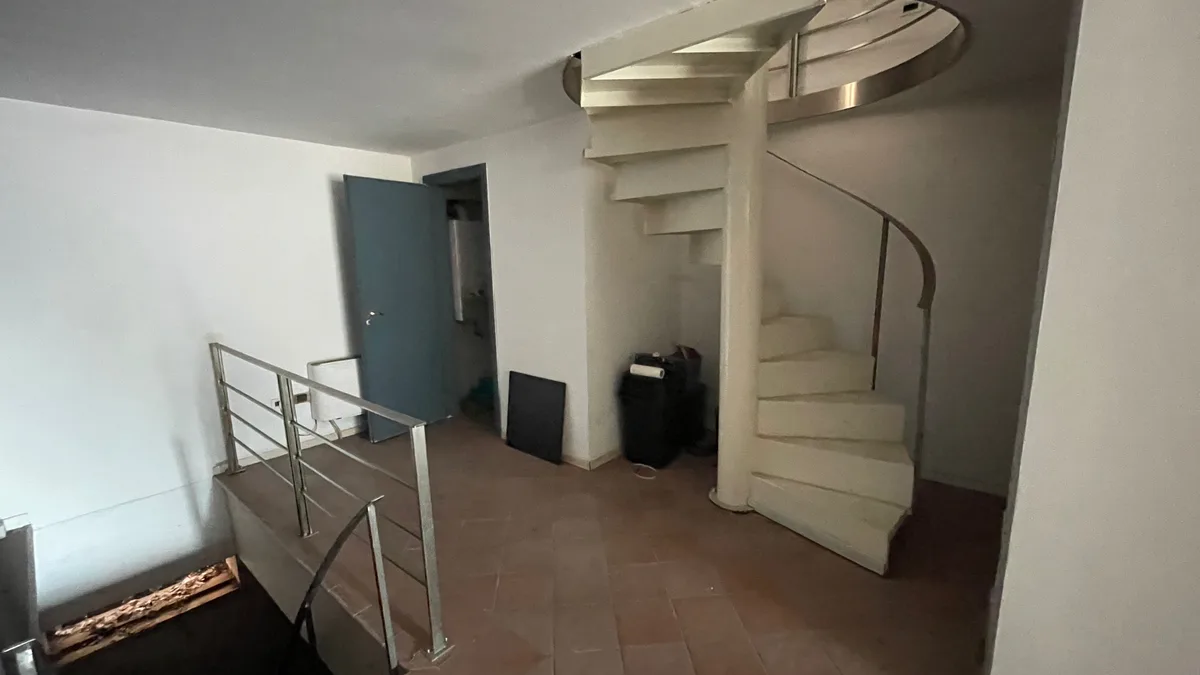 Elegant 130m2 Commercial Property with Mezzanine, 130 sqm, retail activation, pop-up rental in Avellino, second interior view