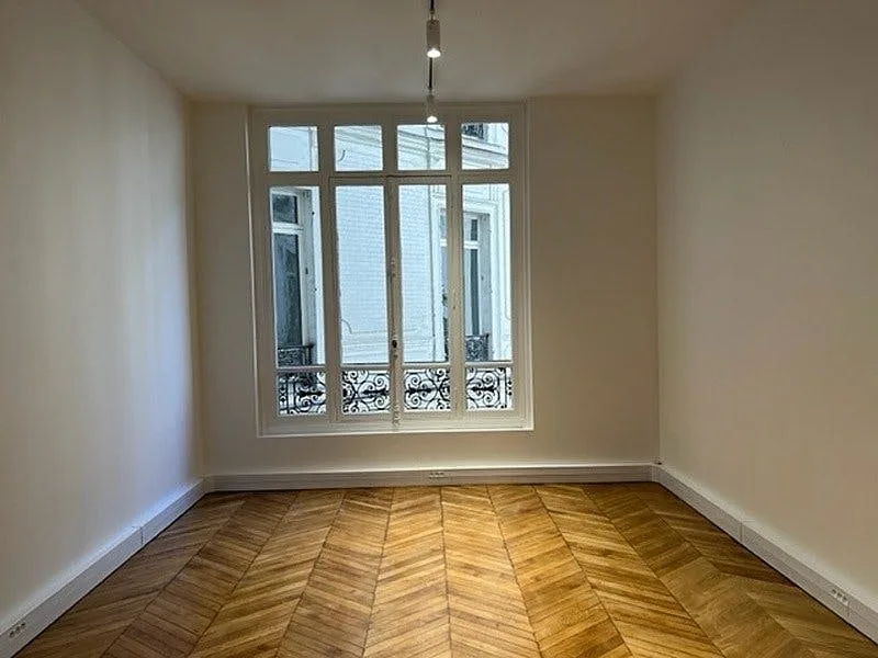 Elegant Apartment on Boulevard Haussmann, Paris 8th — 4