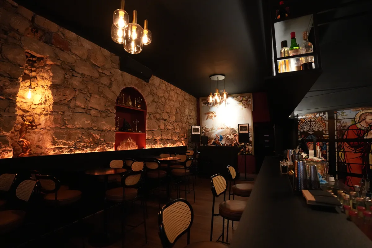 Élégant bar à cocktails vintage avec terrasse ensoleillée, 70 sqm, cocktail reception, pop-up rental in Nice