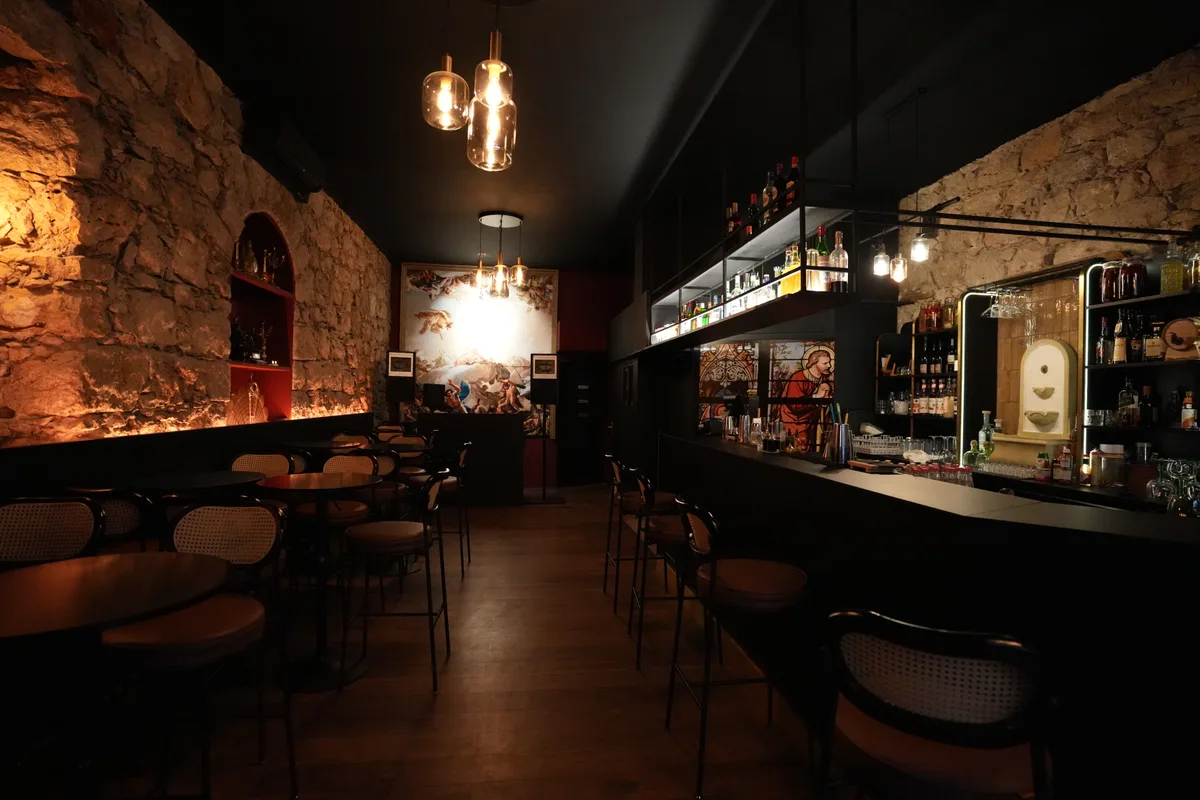 Élégant bar à cocktails vintage avec terrasse ensoleillée, 70 sqm, cocktail reception, pop-up rental in Nice, third interior…