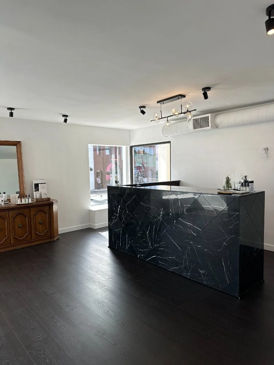 Elegant Boutique and Salon on Melrose Avenue — 4