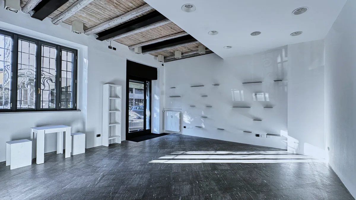 Elegant Commercial Space with Seven Street Windows, 155 sqm, retail activation, pop-up rental in Milano