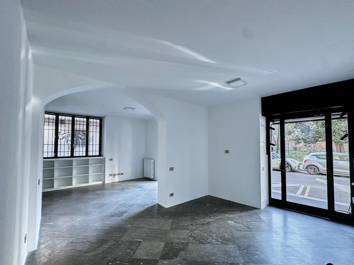 Elegant Commercial Space with Seven Street Windows, 155 sqm, retail activation, pop-up rental in Milano, interior view