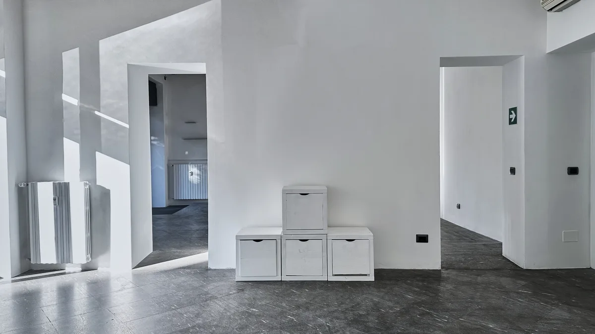 Elegant Commercial Space with Seven Street Windows, 155 sqm, retail activation, pop-up rental in Milano, second interior view