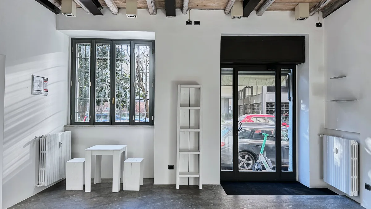 Elegant Commercial Space with Seven Street Windows, 155 sqm, retail activation, pop-up rental in Milano, third interior view