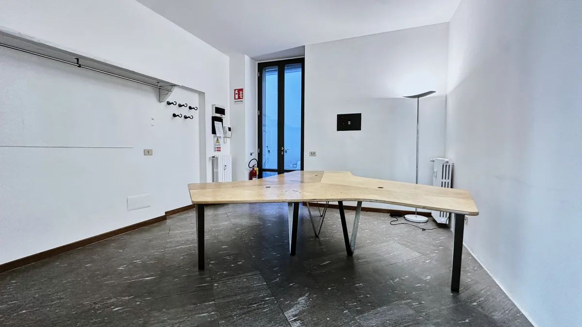 Elegant Commercial Space with Seven Street Windows, 155 sqm, retail activation, pop-up rental in Milano, additional interior…