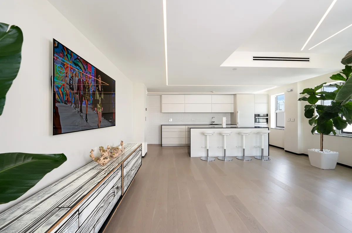 Elegant Event Space on Lincoln Road, 325 sqm, pop up store in Miami Beach, second interior view