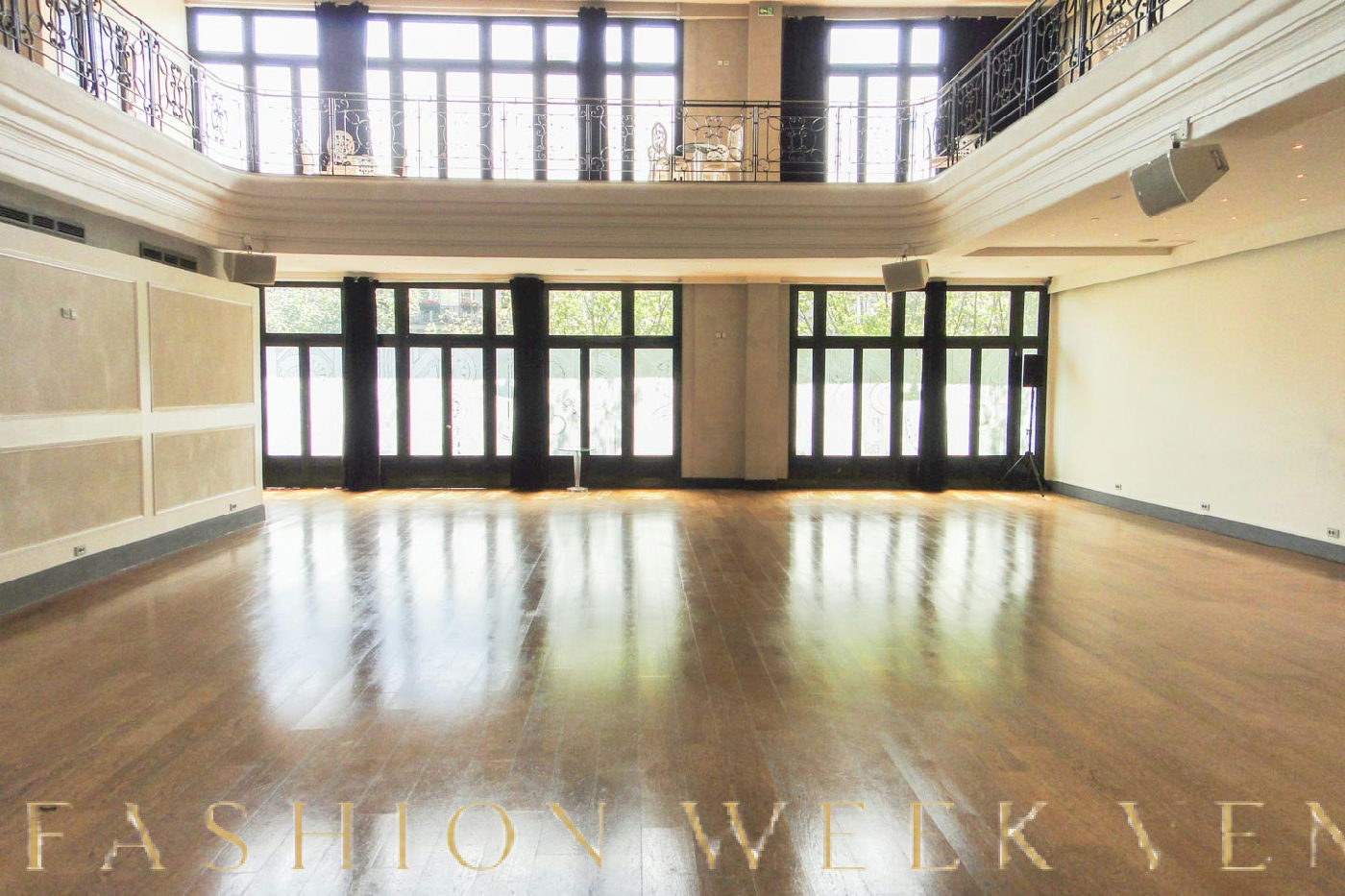 Elegant Event Space with Stunning Open Design, 1000 sqm, showroom presentation, pop-up rental in Paris, interior view