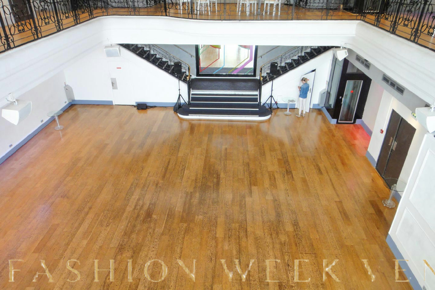 Elegant Event Space with Stunning Open Design, 1000 sqm, showroom presentation, pop-up rental in Paris, second interior view