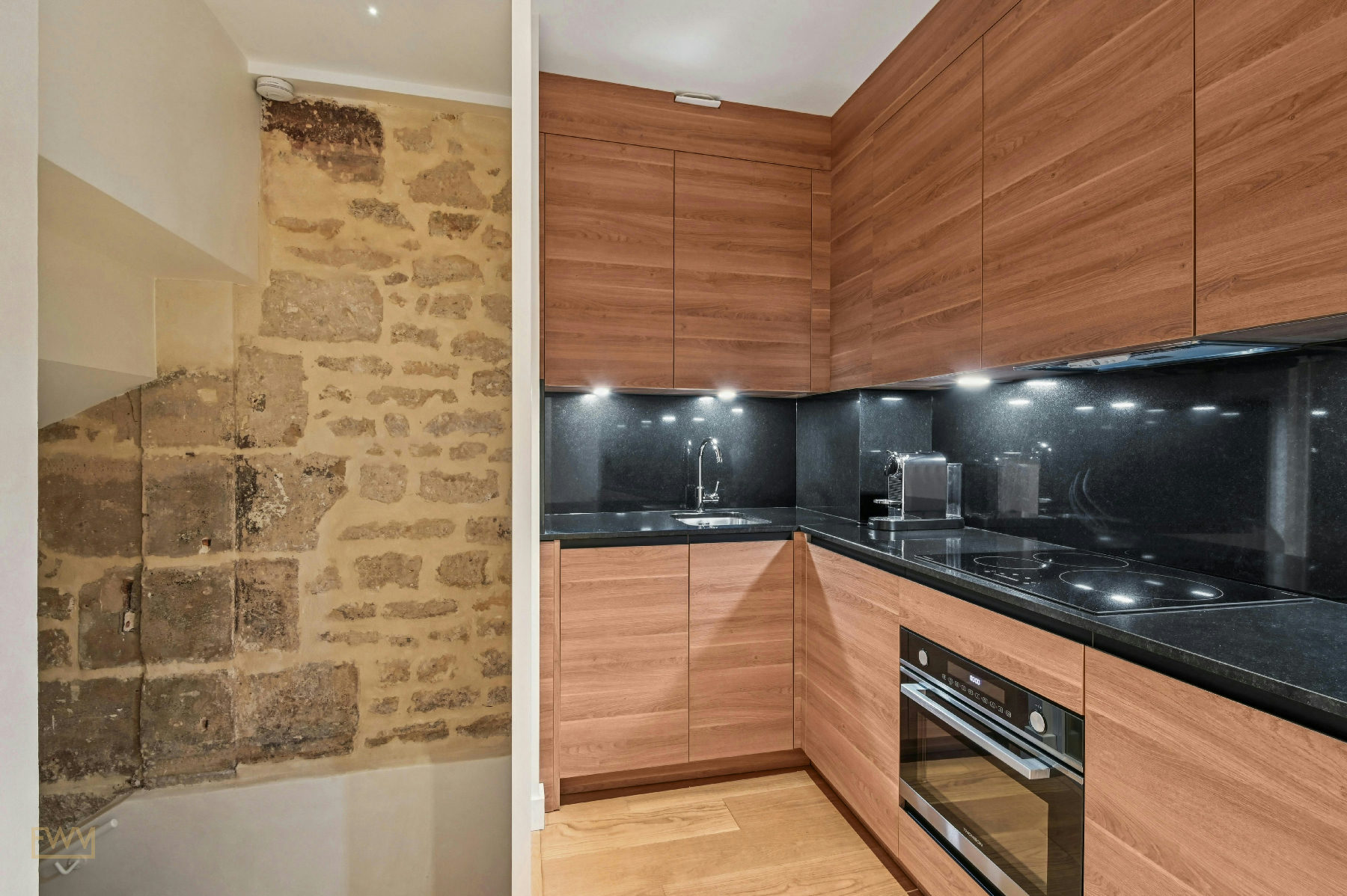 Elegant Gallery and Showroom on Rue du Roi Doré, Paris