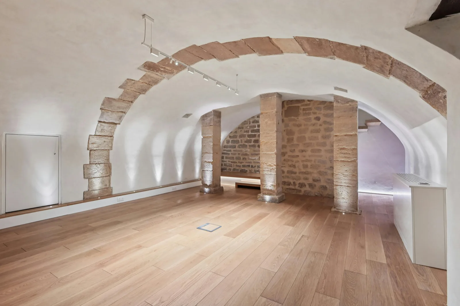 Elegant Gallery and Showroom on Rue du Roi Doré, Paris — 2