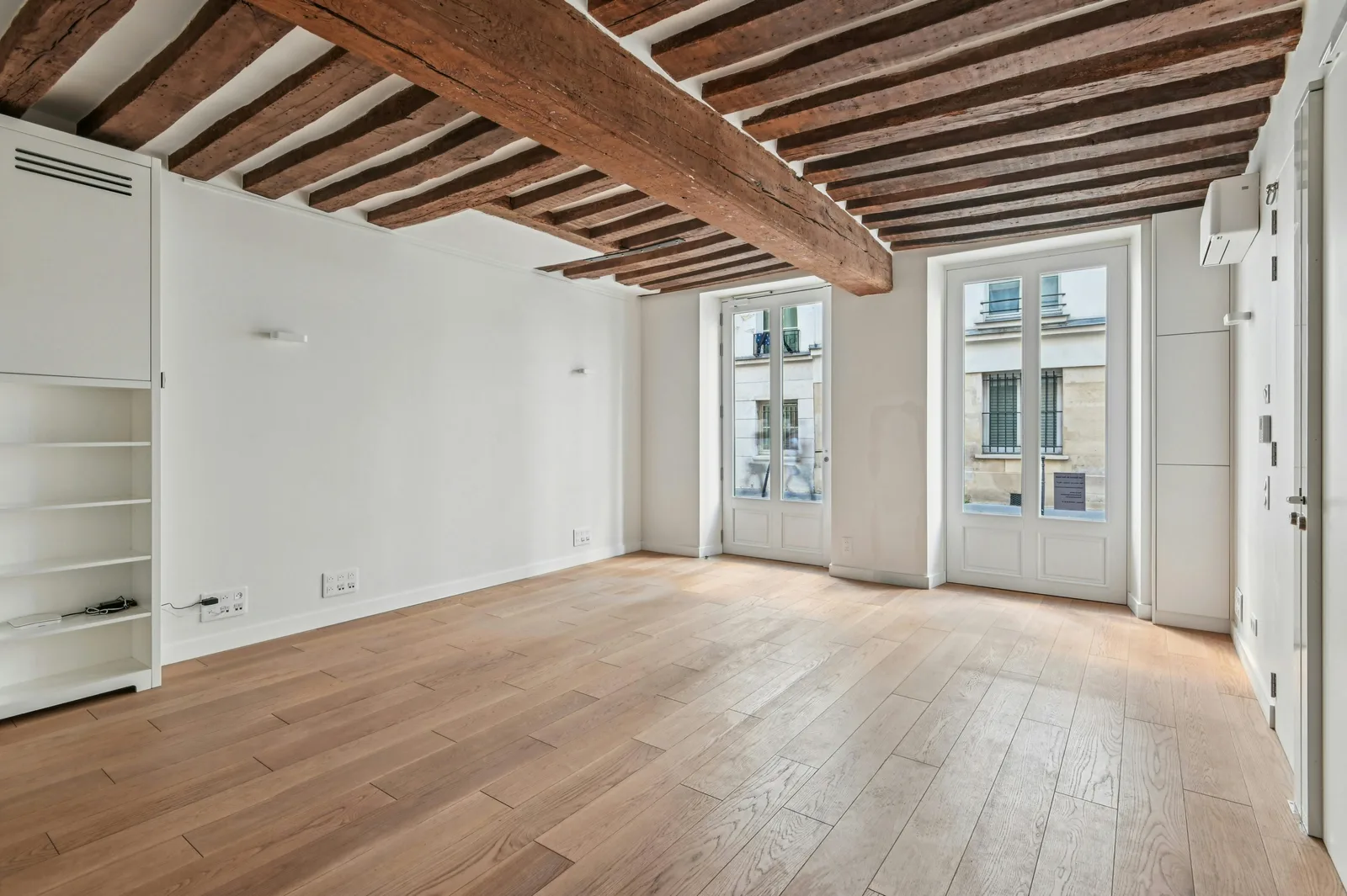 Elegant Gallery and Showroom on Rue du Roi Doré, Paris — 3