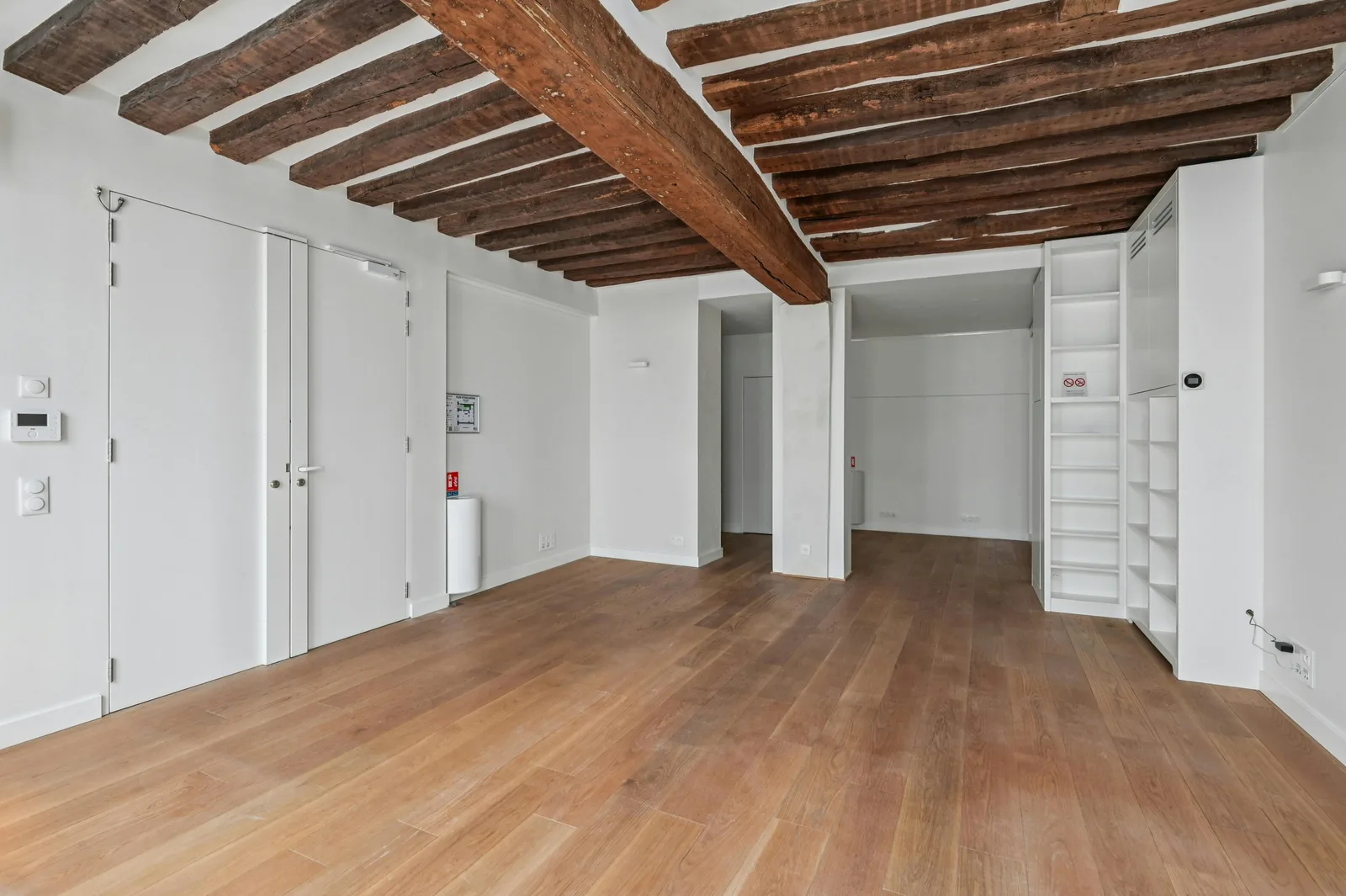 Elegant Gallery and Showroom on Rue du Roi Doré, Paris — 4
